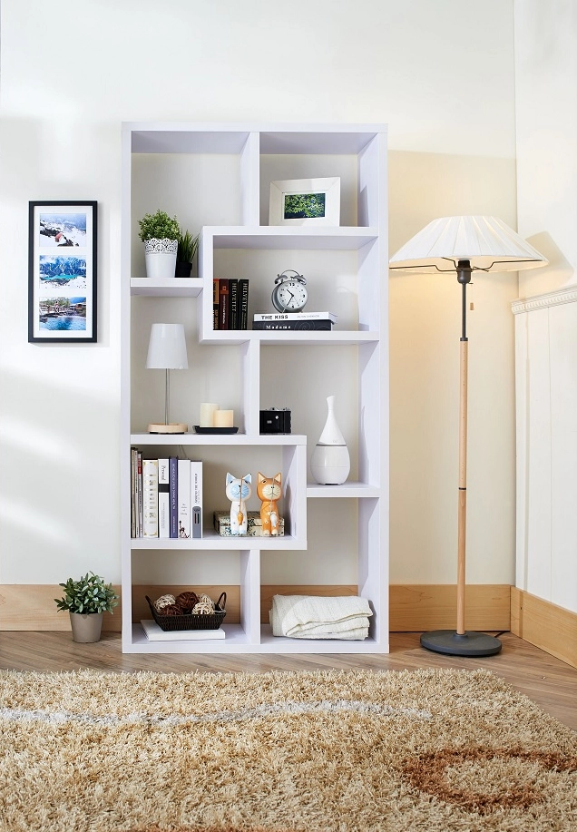 Kệ sách trang trí với sách và khung ảnh