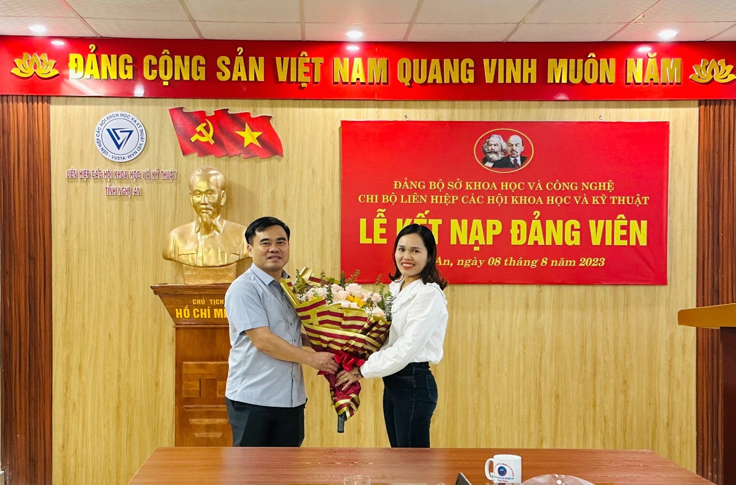 Không khí trang trọng của lễ kết nạp Đảng