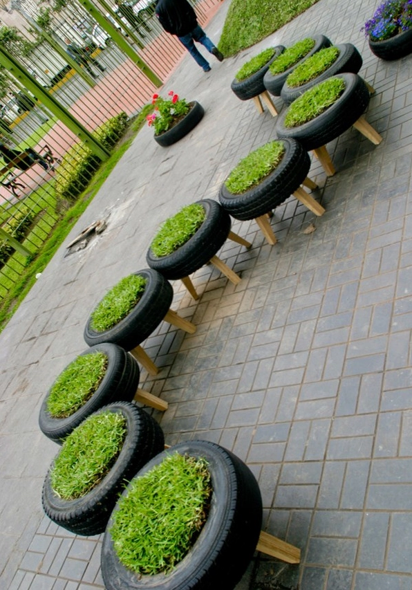 Khu vườn nhỏ xinh với lốp xe trồng hoa