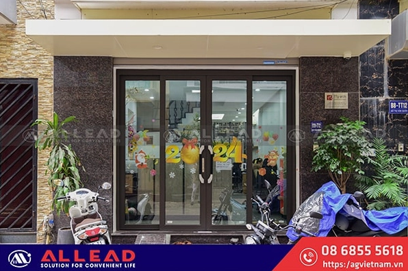 Làm sạch bề mặt cửa kính trước khi trang trí Tết