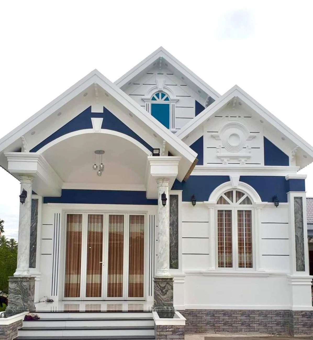 Mặt tiền nhà có trang trí cột