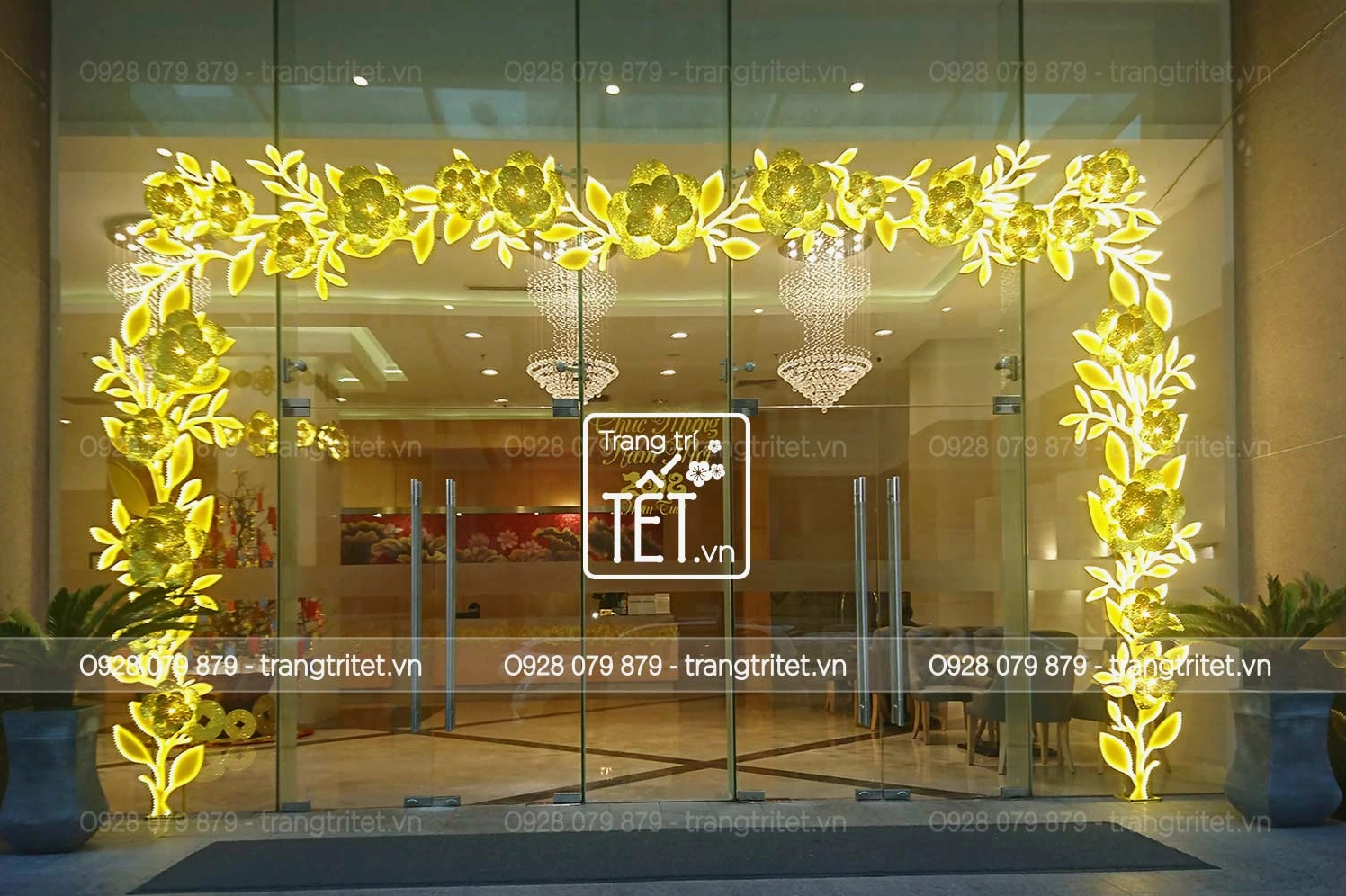 Mẫu trang trí cửa kính Tết đẹp và ấn tượng