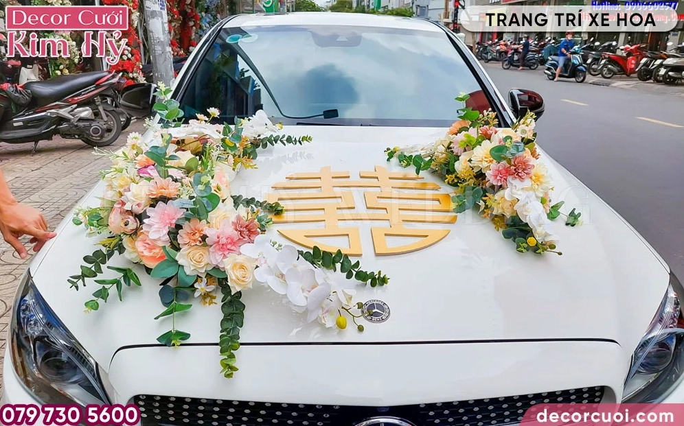 Mẫu trang trí xe cưới đẹp với hoa tươi