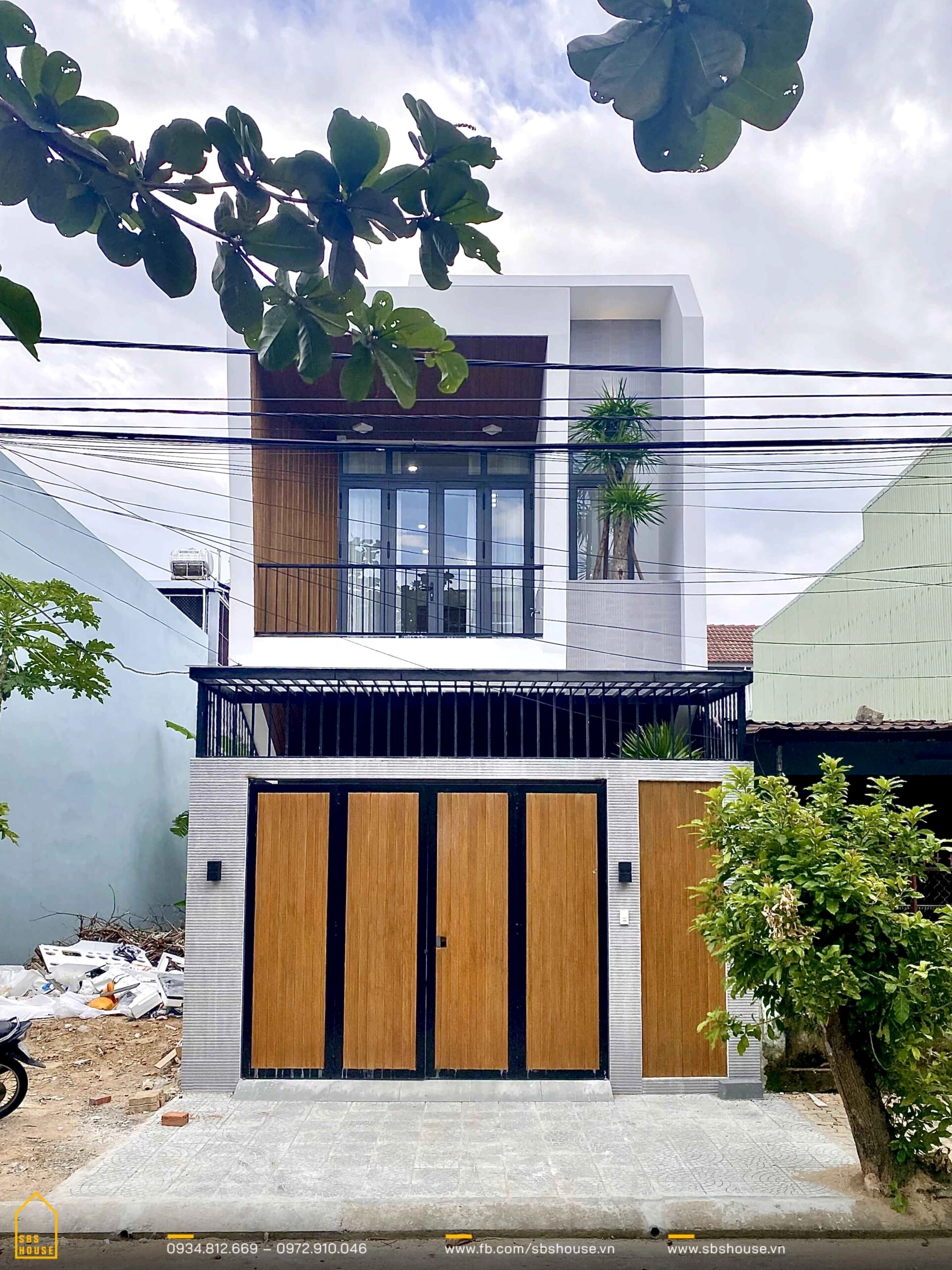 Nhà ống 2 tầng hiện đại nhẹ nhàng
