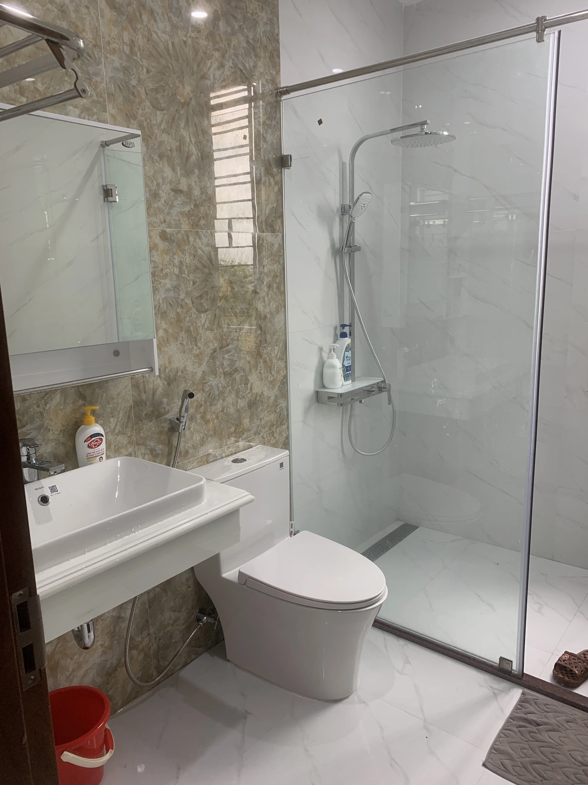 Phòng tắm sang trọng với thiết bị cao cấp