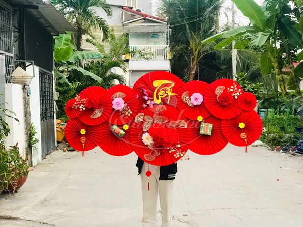 Quạt đỏ trang trí Tết