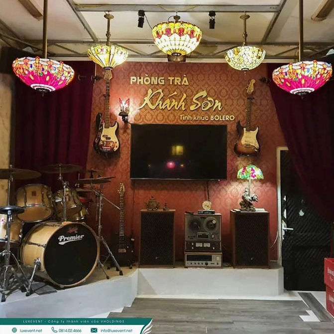 Sân khấu nhỏ trong phòng trà