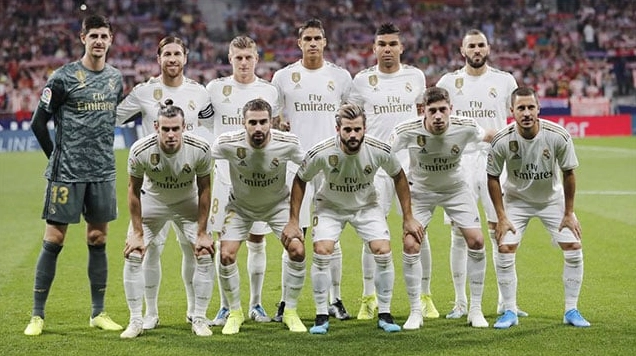 Sân vận động Real Madrid rực rỡ dưới ánh đèn