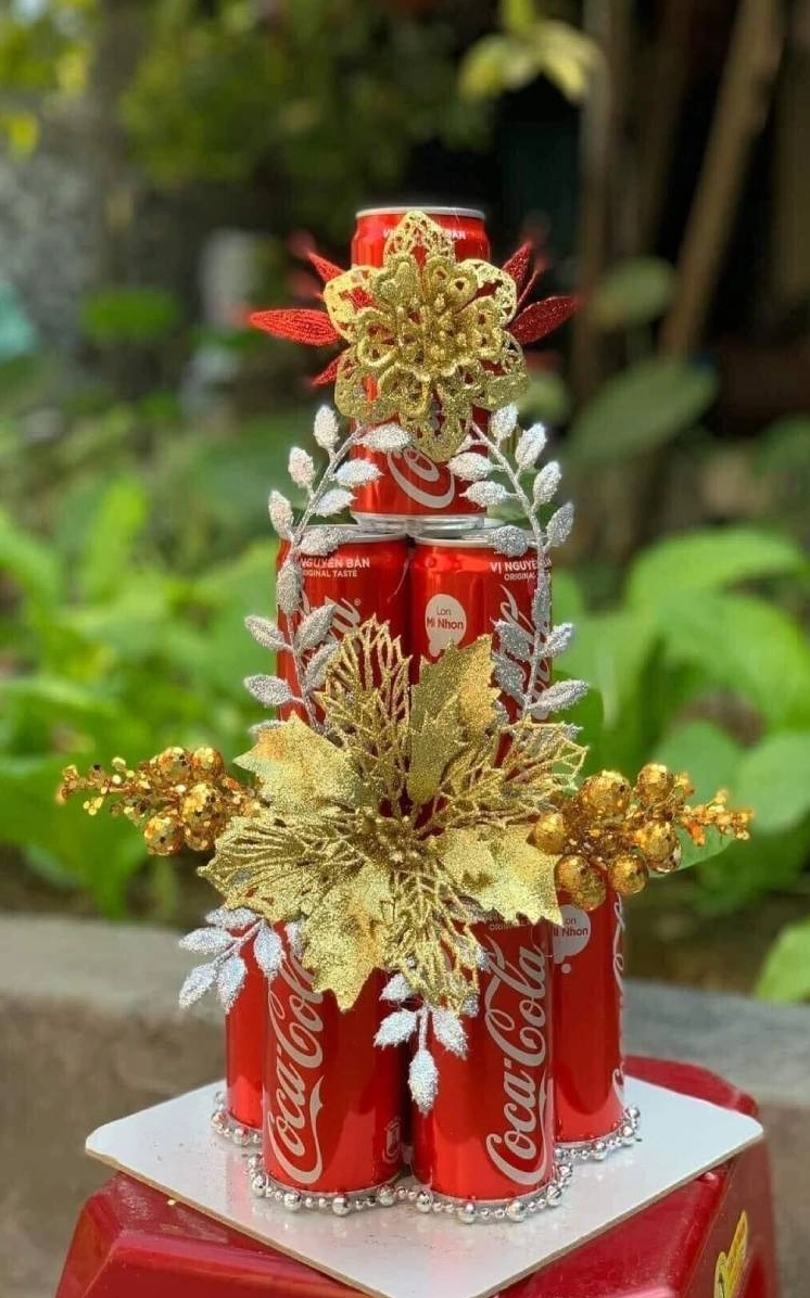 Tháp bánh tết với các loại bánh đa dạng