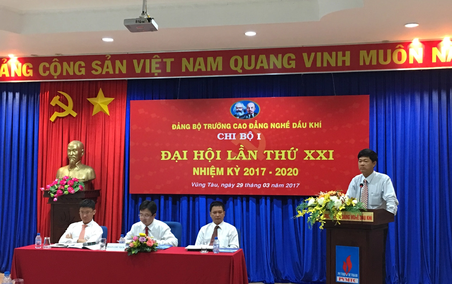 Trang trí đại hội chi bộ công nhân viên chức