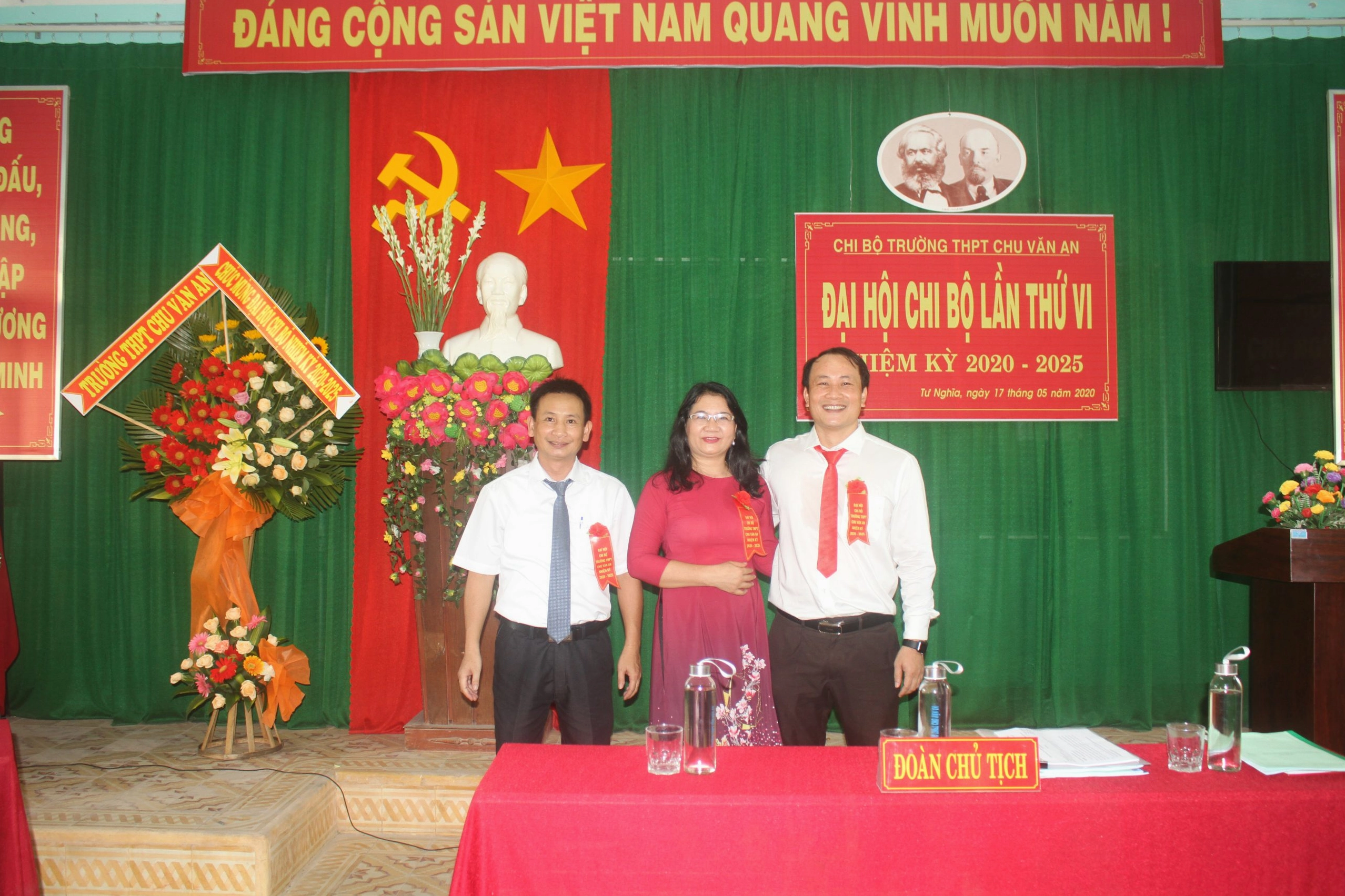 Trang trí đại hội chi bộ tại trường học