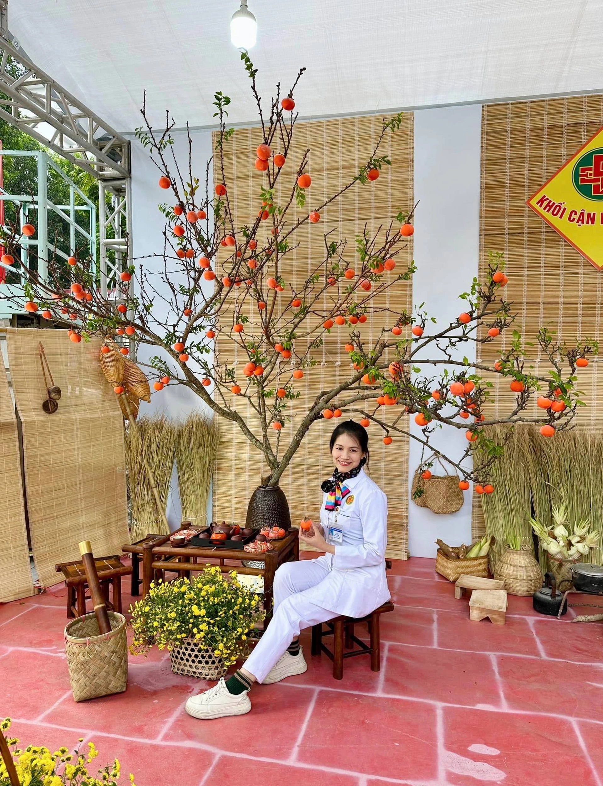 Trang trí cành hồng ngày Tết