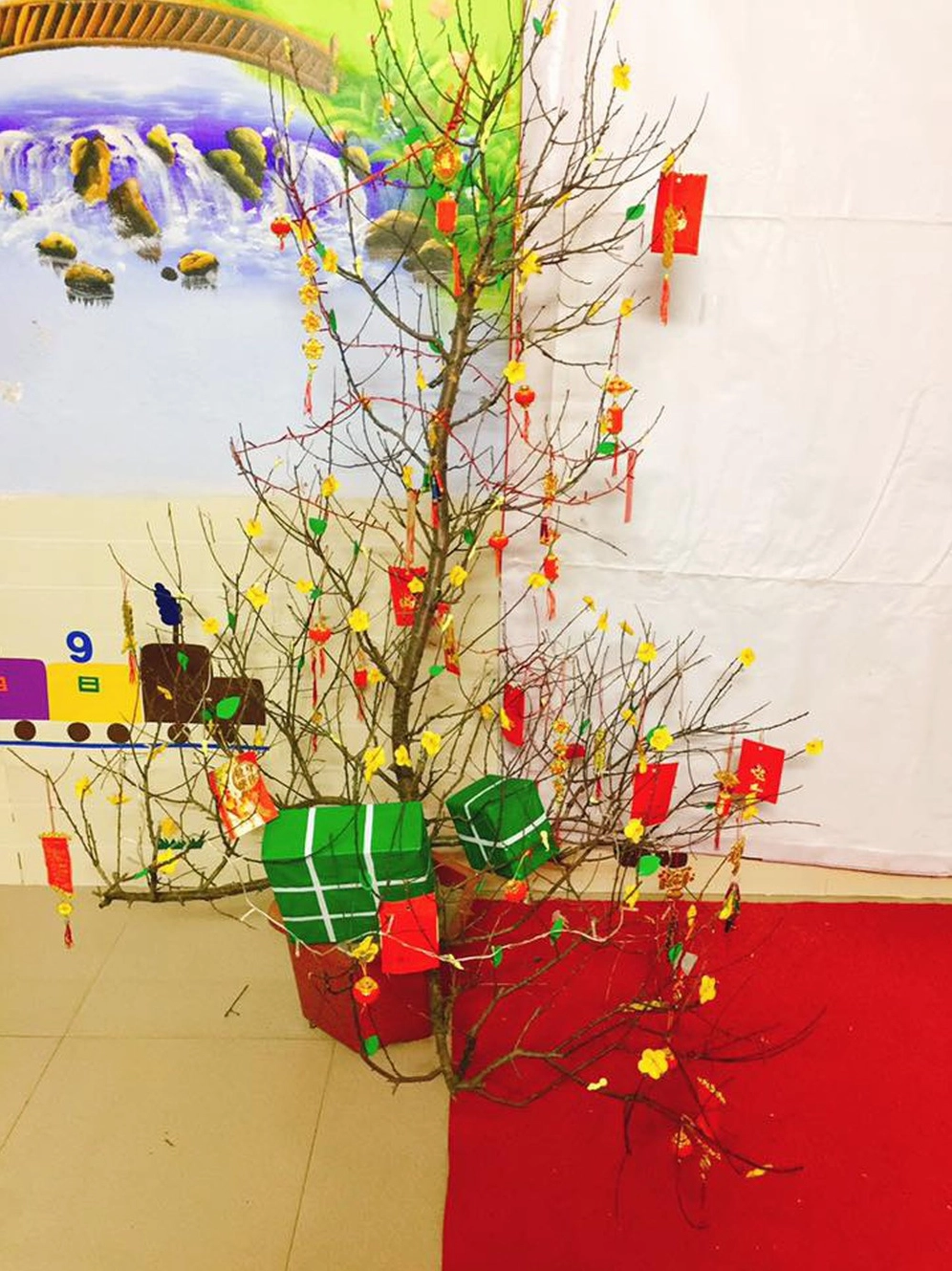 Trang trí cây mai ngày Tết