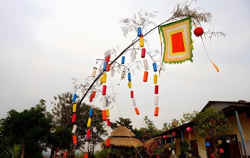 Trang trí cây nêu ngày Tết