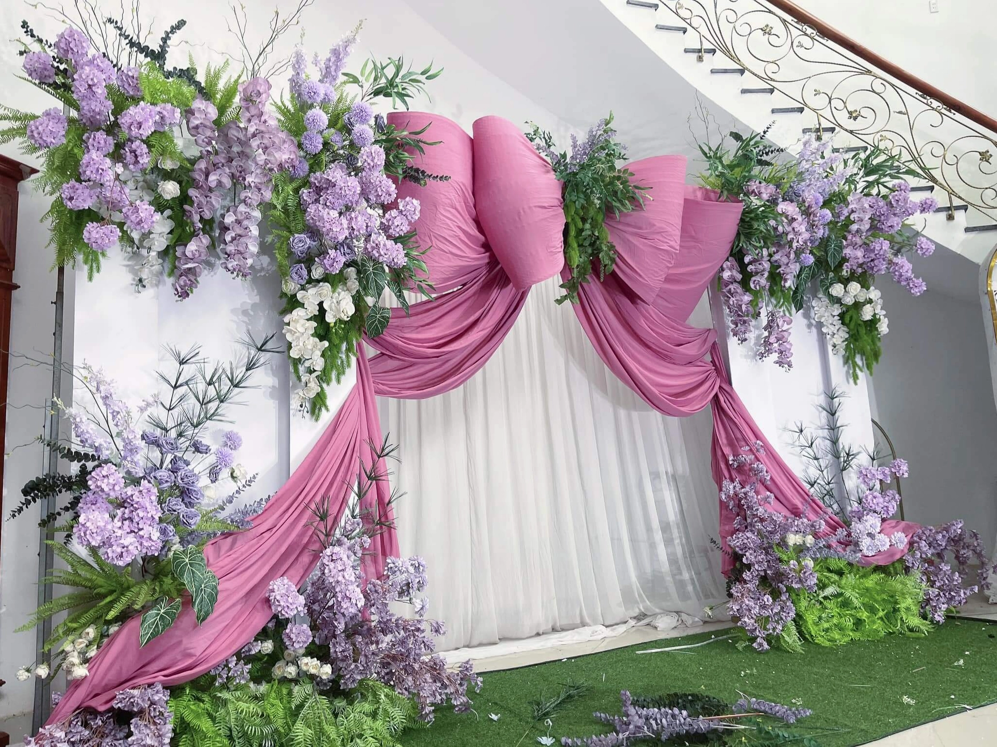 Trang trí cổng cưới với nơ