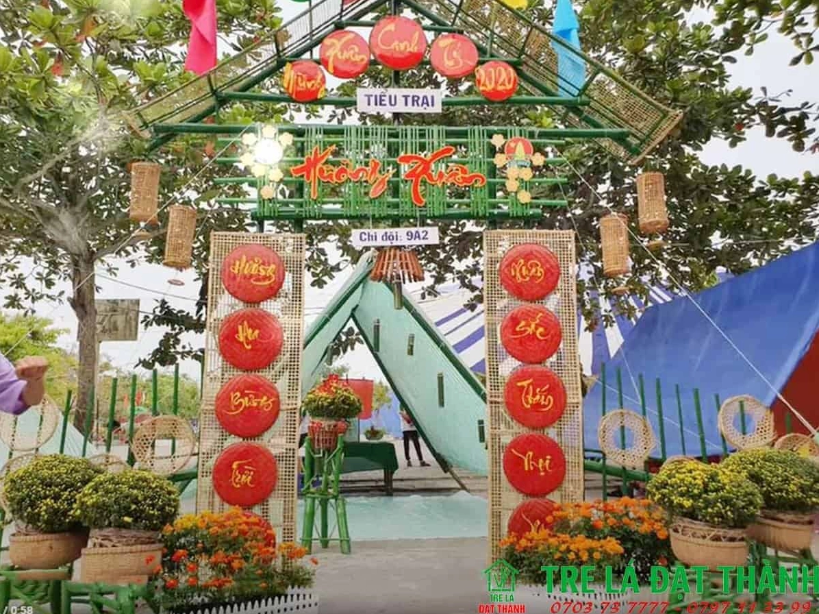 Trang trí cổng tết với hoa tươi và cây cảnh