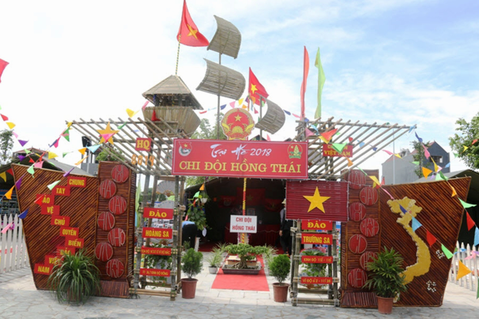 Trang trí cổng trại bằng tre