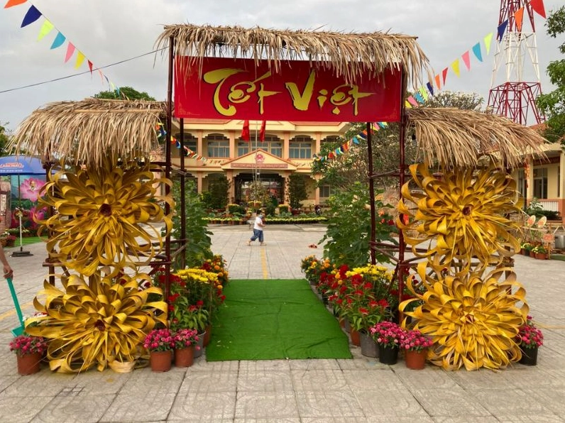 Trang trí cổng trại Tết 2026