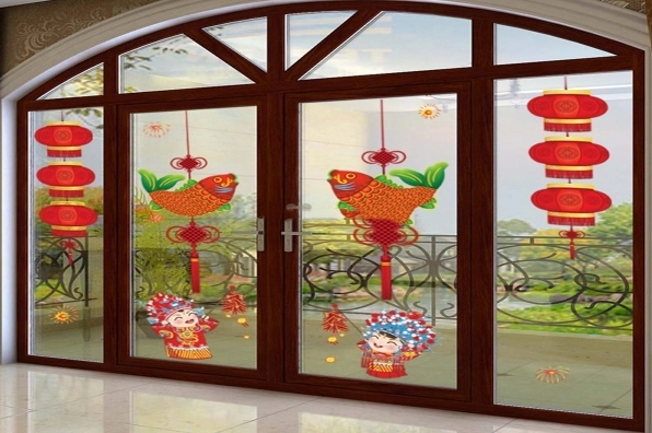 Trang trí cửa kính Tết đơn giản nhưng tinh tế