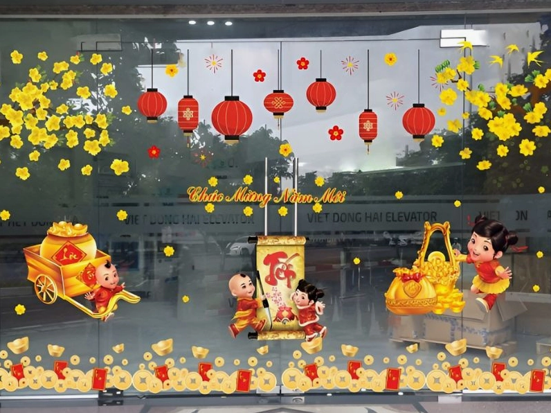 Trang trí cửa kính Tết với gam màu tươi sáng