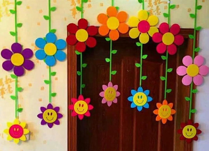 Trang trí cửa lớp mầm non bằng rèm cửa màu sắc