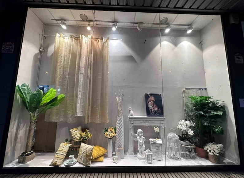 Trang trí cửa sổ cho cửa hàng mỹ phẩm