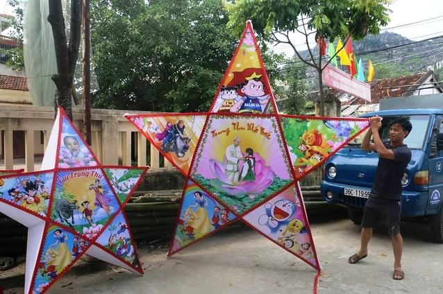 Trang trí đèn ông sao trên cây