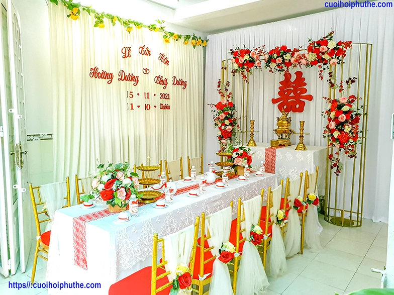 Trang trí gia tiên màu đỏ