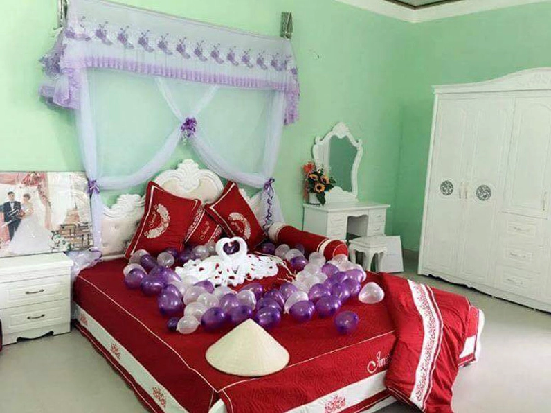 Trang trí giường cưới với ga trải giường cao cấp