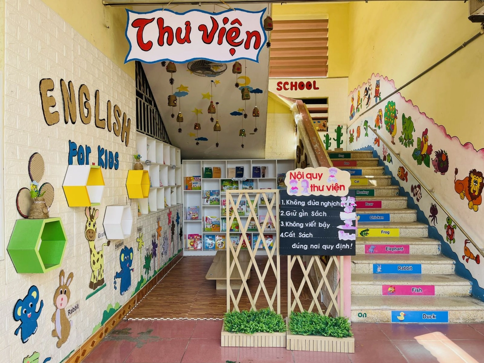 Trang trí hành lang mầm non với hình ảnh vui nhộn