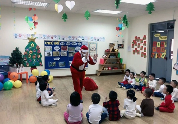 Trang trí lớp học mầm non mùa Giáng Sinh