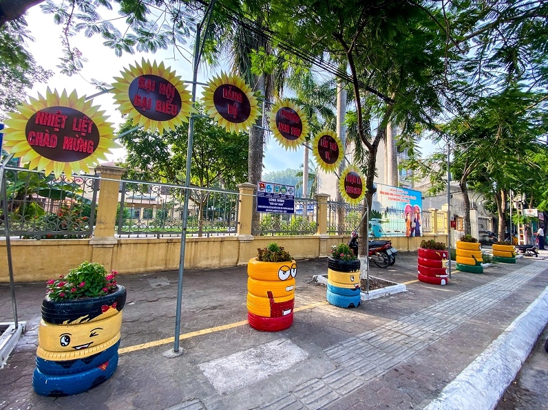 Trang trí lốp xe trồng hoa cho ban công