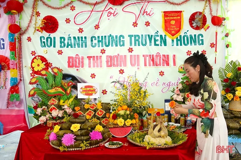 Trang trí mâm bánh chưng với biểu tượng may mắn