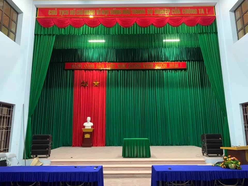 Trang trí phòng hội trường với rèm cửa sổ