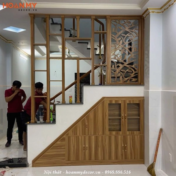 Trang trí tam cấp cầu thang đẹp với vách ngăn hiện đại