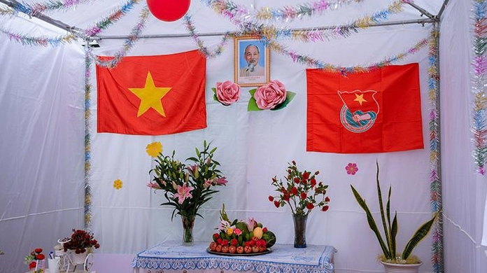 Trang trí trại với cây xanh và ánh đèn fairy light