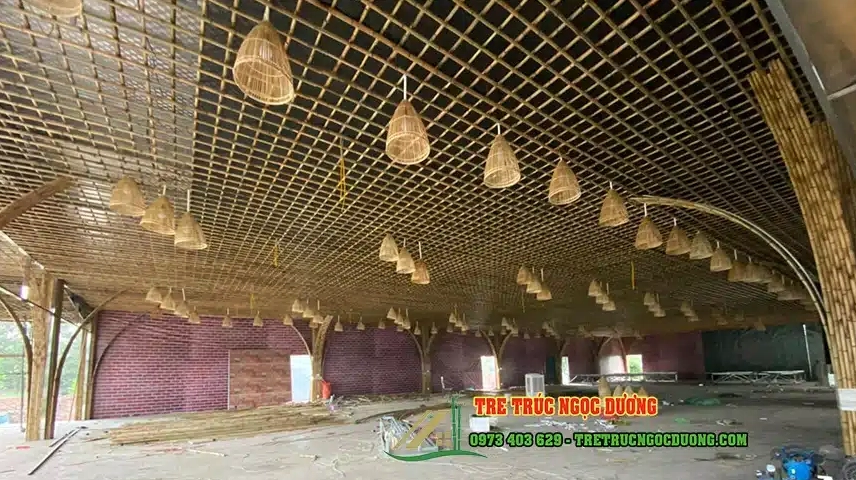 Trang trí trần nhà bằng tre kết hợp đèn