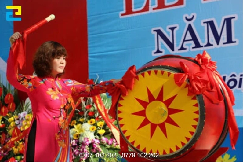 Trang trí trống khai giảng với hoa và ruy băng