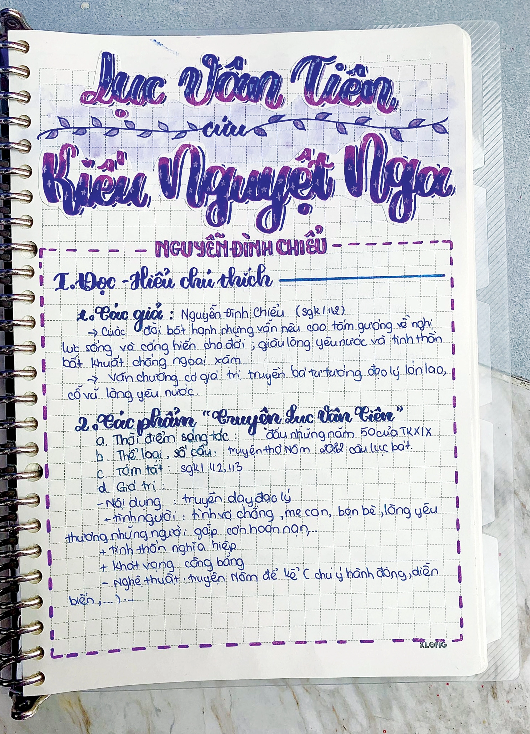Trang trí tựa bài sử dụng font chữ lớn và màu nền tương phản