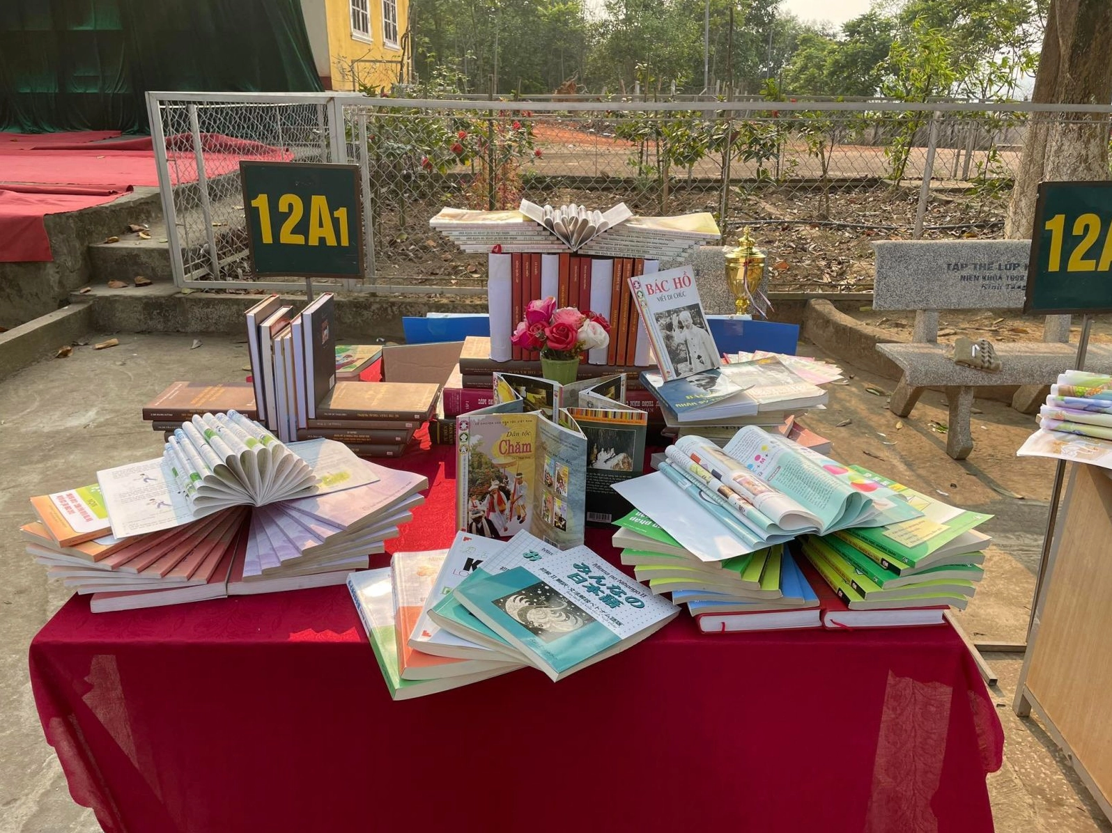 Trang trí tường sách