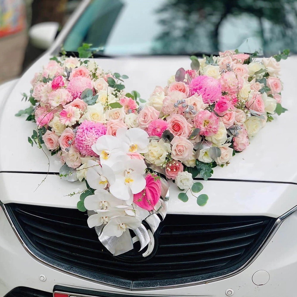 Trang trí xe cưới tối giản với hoa trắng và lá xanh