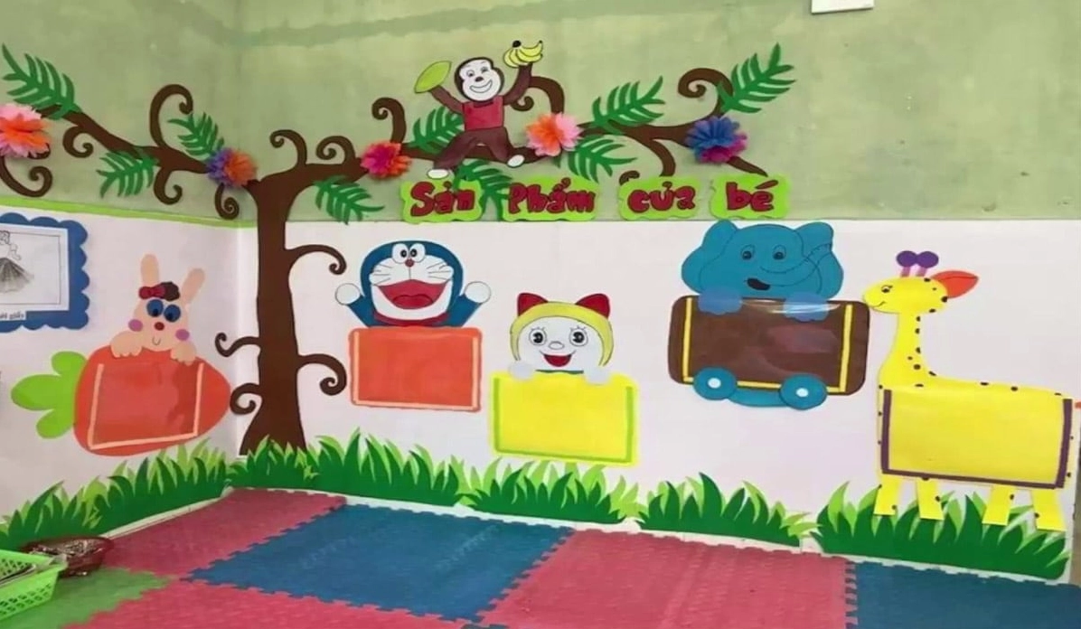 Trưng bày sản phẩm của học sinh trong góc lớp