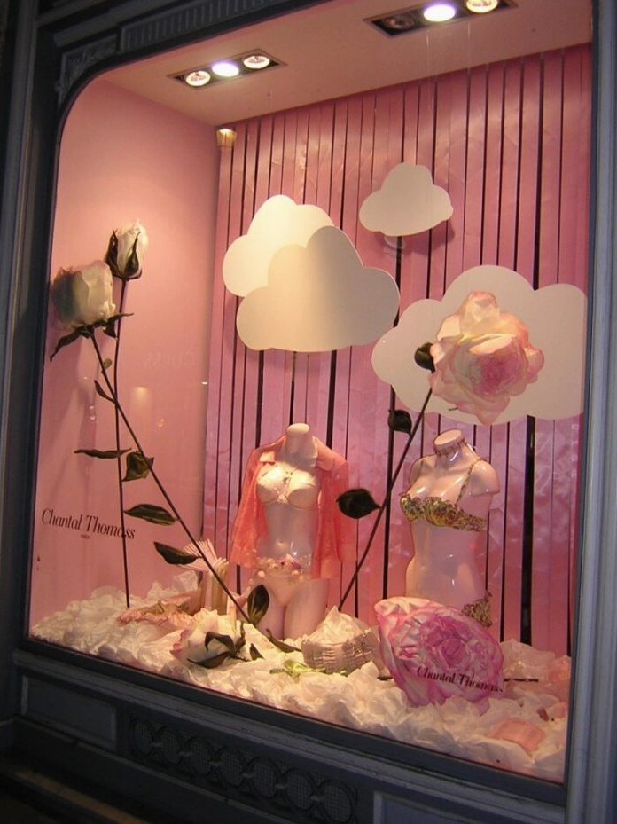Window display lãng mạn cho ngày Valentine