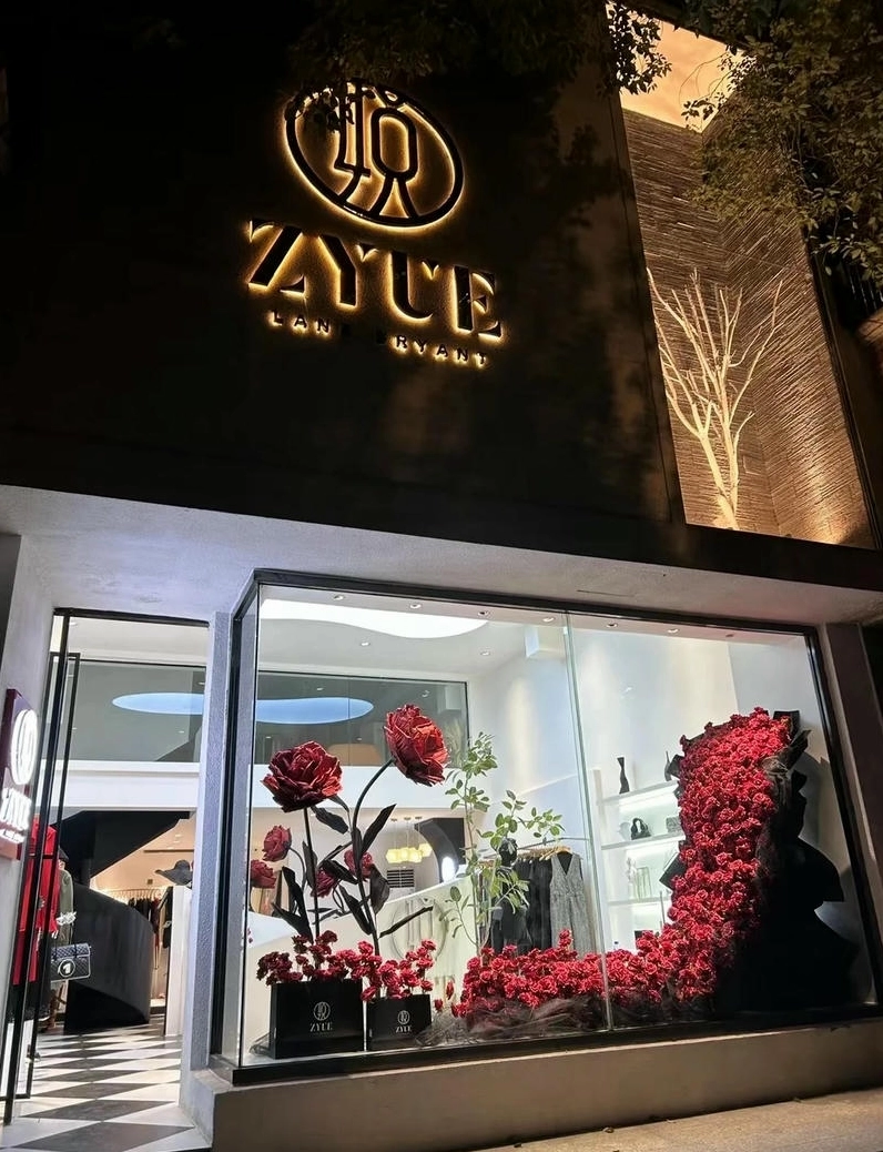 Window display lãng mạn với hoa hồng