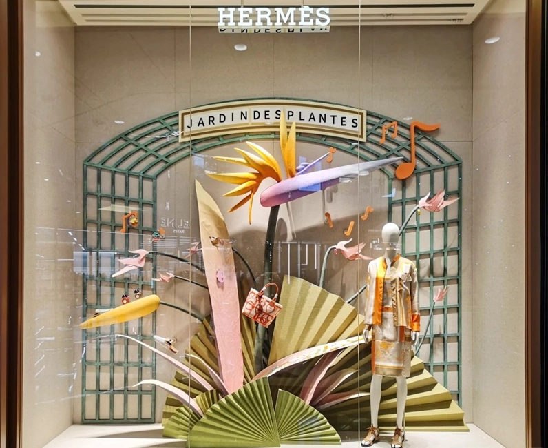 Window display sáng tạo với sản phẩm nổi bật
