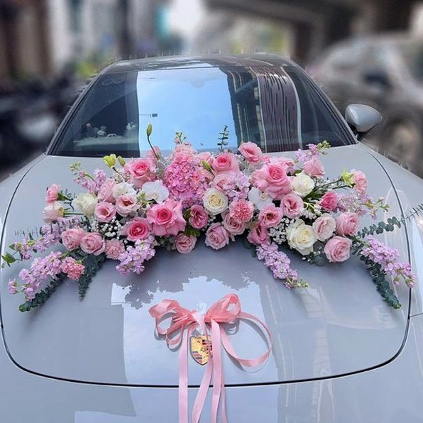 Xe hoa trang trí với hoa hồng và baby